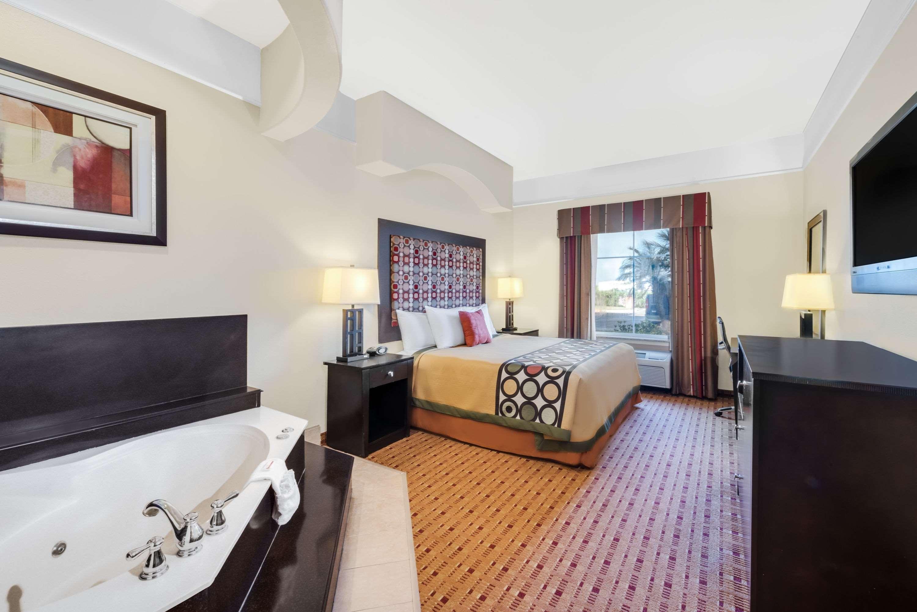 Super 8 By Wyndham Hidalgo At La Plaza Mall & Mcallen Airport Dış mekan fotoğraf
