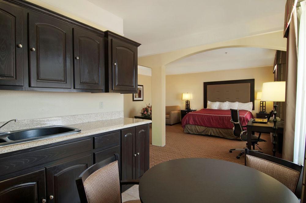 Super 8 By Wyndham Hidalgo At La Plaza Mall & Mcallen Airport Oda fotoğraf